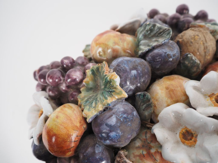 Centre de table en céramique polychrome en forme de corbeille de fruit