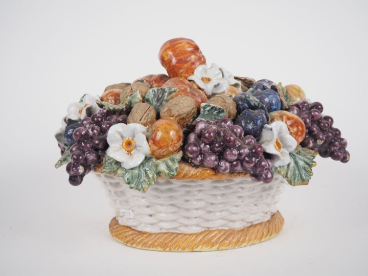 Centre de table en céramique polychrome en forme de corbeille de fruit