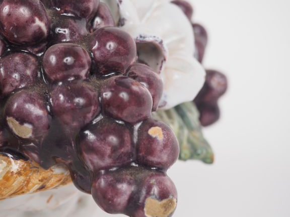 Centre de table en céramique polychrome en forme de corbeille de fruit