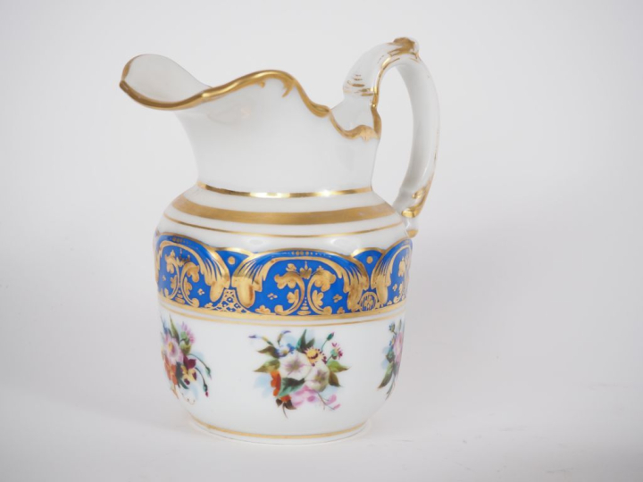 Broc et son bassin fin XIXème - début Xxème en porcelaine de Paris à d