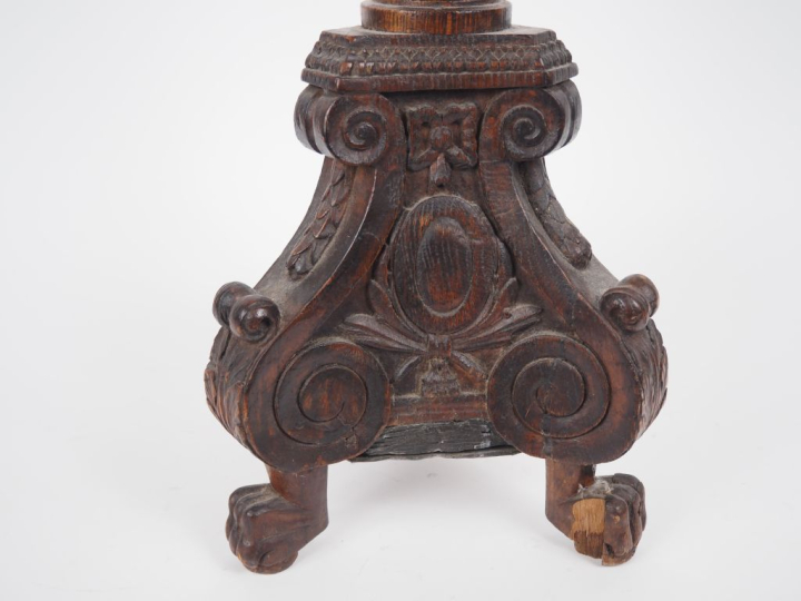 Pique-cierge XIXème en bois mouluré et sculpté à décor de palmes, de f