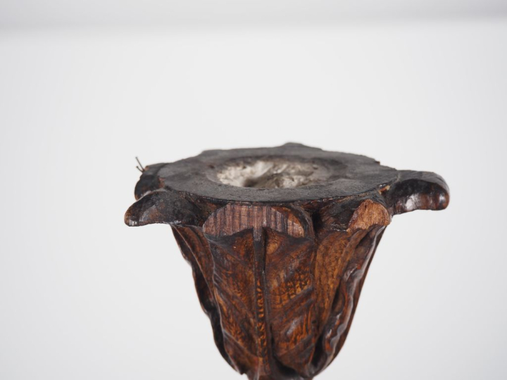 Pique-cierge XIXème en bois mouluré et sculpté à décor de palmes, de f