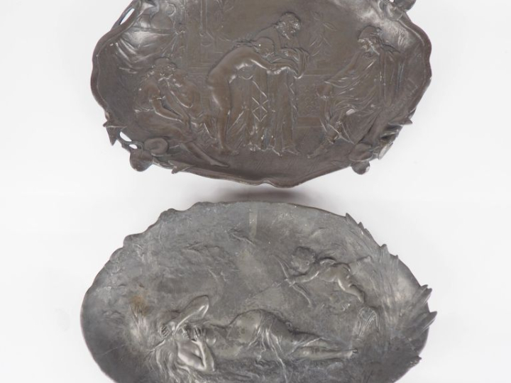 Auguste MOREAU (D'après). Deux différents plats en étain. Signés. Dim.