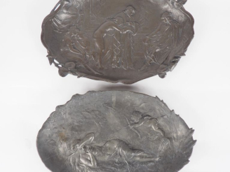 Vente aux enchères Auguste MOREAU (D'après). Deux différents plats en étain. Signés. Dim.