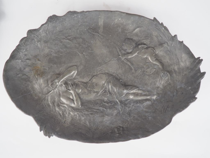 Auguste MOREAU (D'après). Deux différents plats en étain. Signés. Dim.