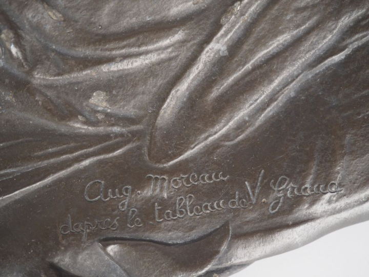 Auguste MOREAU (D'après). Deux différents plats en étain. Signés. Dim.