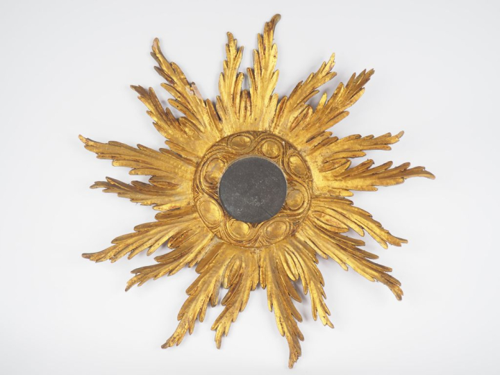Miroir "soleil" XXème en bois doré. Diam. 60 cm. (Petit accident)