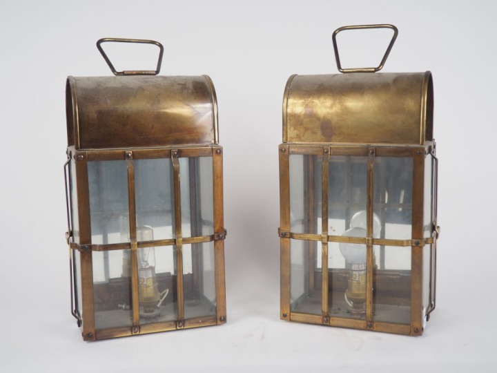 Paire de lanternes de bateau en laiton et verre, poignée mobile. Dim. 