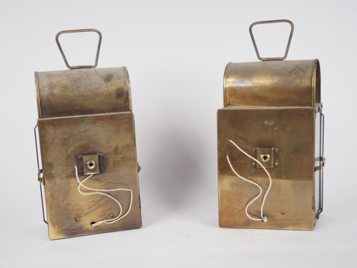 Paire de lanternes de bateau en laiton et verre, poignée mobile. Dim. 