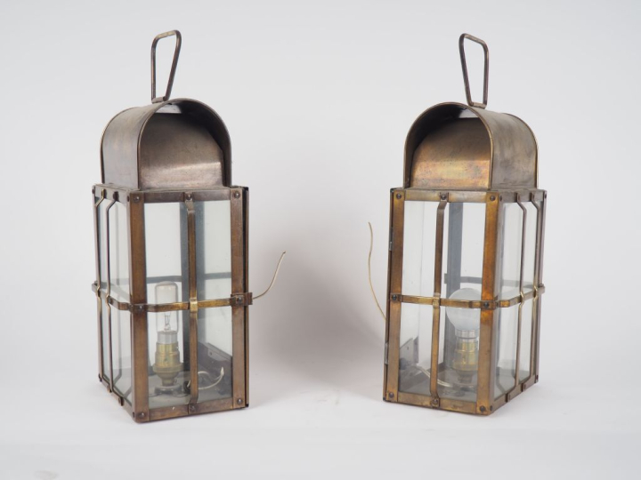 Paire de lanternes de bateau en laiton et verre, poignée mobile. Dim. 