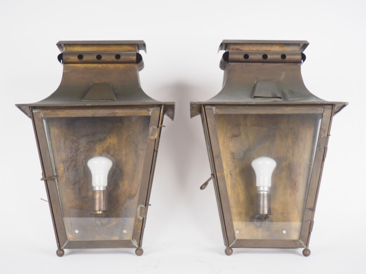 Paire de lanternes en verre et laiton, éclairant à une lumière. Dim. 4