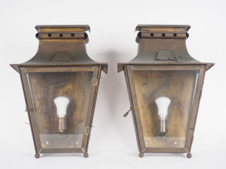 Vente aux enchères Paire de lanternes en verre et laiton, éclairant à une lumière. Dim. 4