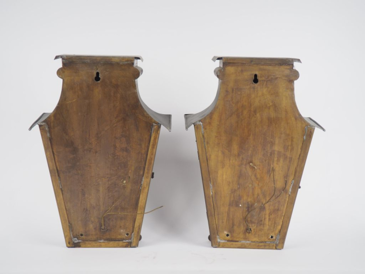 Paire de lanternes en verre et laiton, éclairant à une lumière. Dim. 4