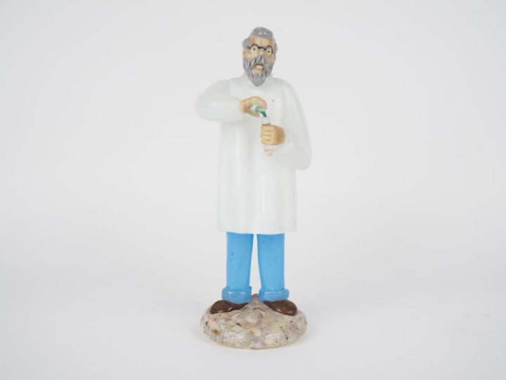 Amusant sujet en verre polychrome de Bohème figurant un médecin biolog