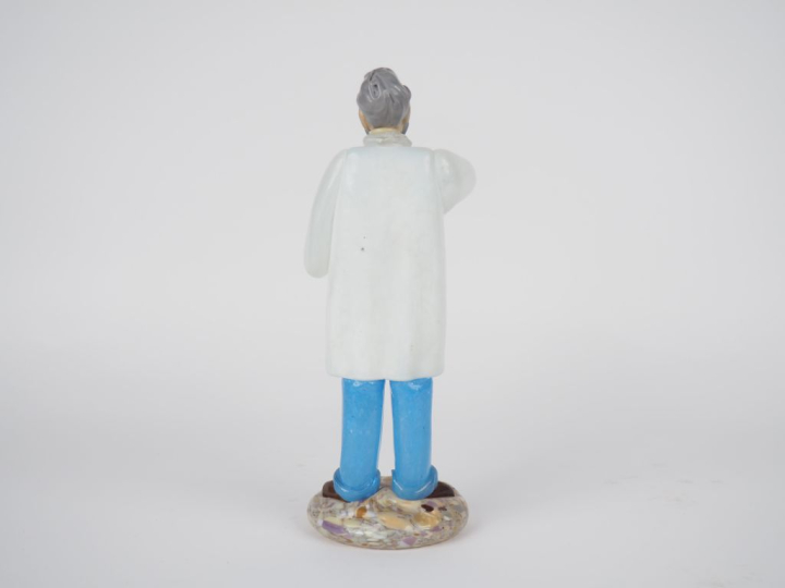 Amusant sujet en verre polychrome de Bohème figurant un médecin biolog