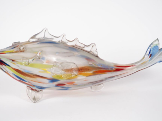 Vente aux enchères MURANO. Poisson en verre soufflé polychrome. Dim. 23 x 63 cm.