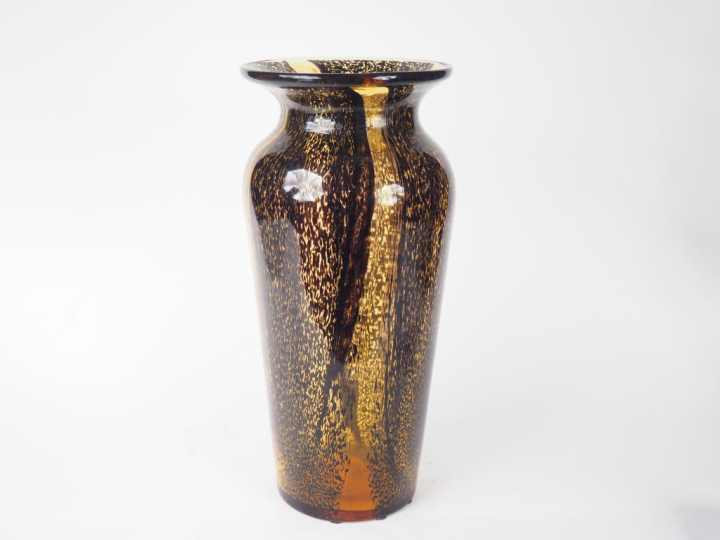 MURANO. Grand vase en verre soufflé à décor moucheté jaune et noir. H.