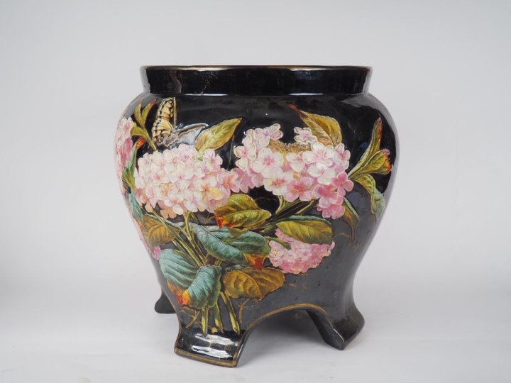 Grande jardinière en barbotine polychrome à décor de branchages fleuri