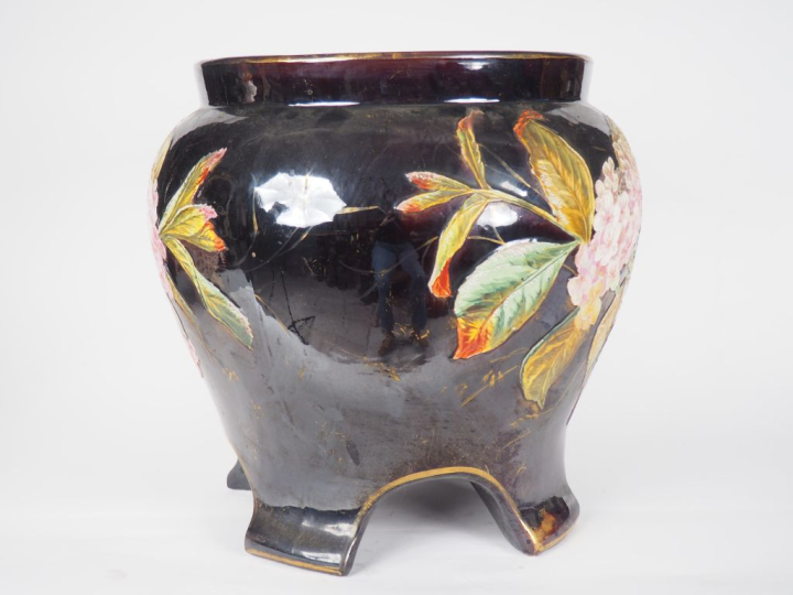 Grande jardinière en barbotine polychrome à décor de branchages fleuri