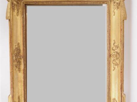 Miroir XIXème de style Louis XVI en bois et stuc doré à décor de rince