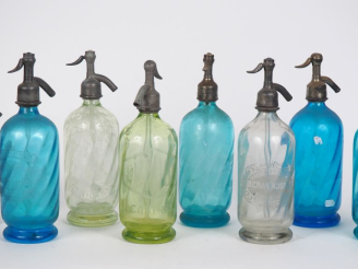 Vente aux enchères Réunion de 18 différents syphons en verre bleu, blanc ou vert, partie 