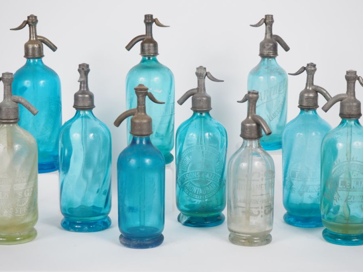 Réunion de 18 différents syphons en verre bleu, blanc ou vert, partie 