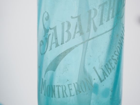 Réunion de 18 différents syphons en verre bleu, blanc ou vert, partie 