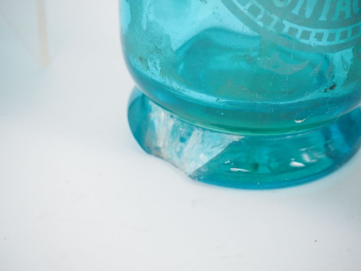 Réunion de 18 différents syphons en verre bleu, blanc ou vert, partie 