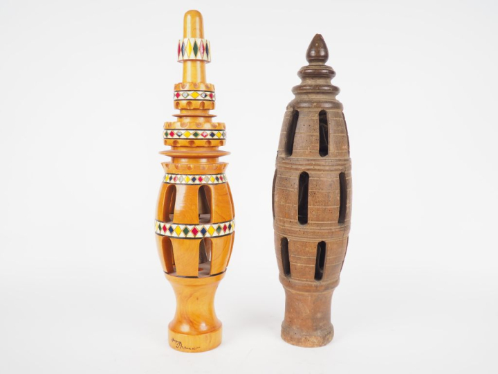 Deux différents surjougs (l'un ancien). H. 60 et 53 cm.