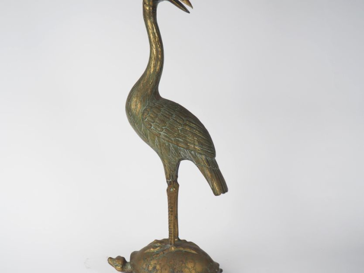 Grand sujet XXème en bronze, "échassier perché sur une tortue". H. 65 