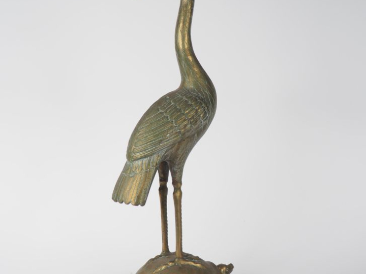 Grand sujet XXème en bronze, "échassier perché sur une tortue". H. 65 