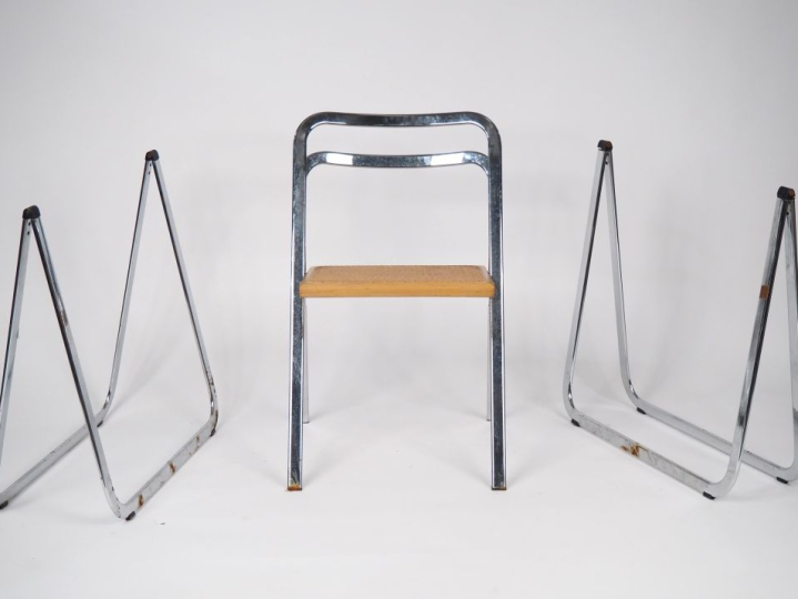 CIDUE. Chaise de bureau en métal chromé, assise cannée deux trépieds d