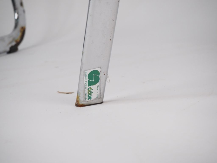 CIDUE. Chaise de bureau en métal chromé, assise cannée deux trépieds d