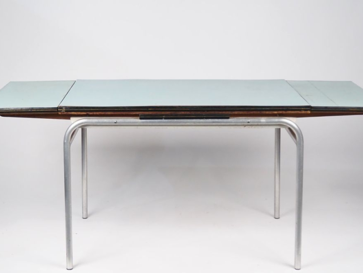 Table de cuisine en formica vert, piétement métallique, plateau à l'it