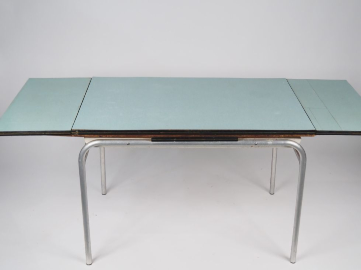 Table de cuisine en formica vert, piétement métallique, plateau à l'it