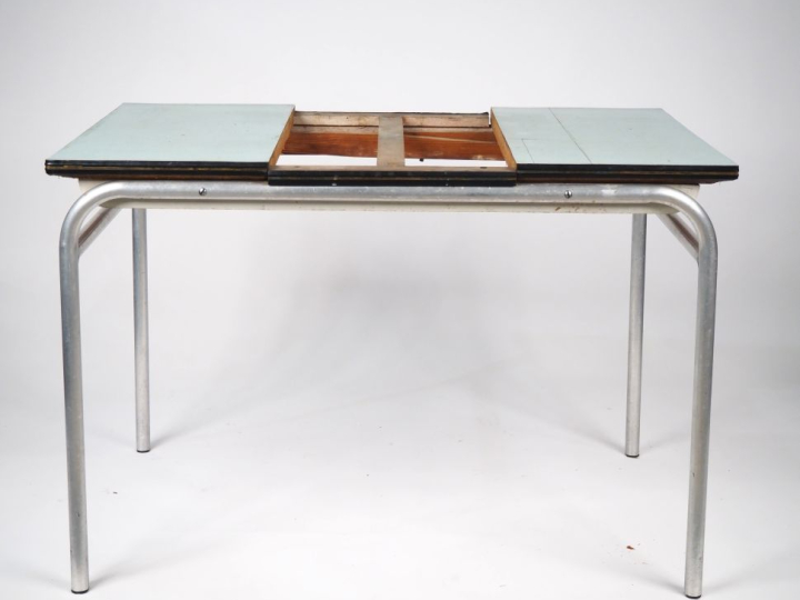 Table de cuisine en formica vert, piétement métallique, plateau à l'it