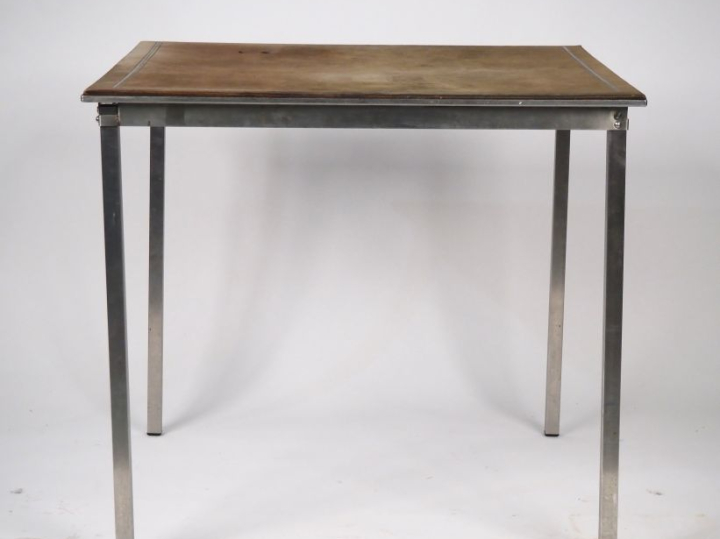 Table à jeux années 70 en métal chromé, plateau en feutre brun. Dim. 7