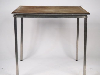 Vente aux enchères Table à jeux années 70 en métal chromé, plateau en feutre brun. Dim. 7