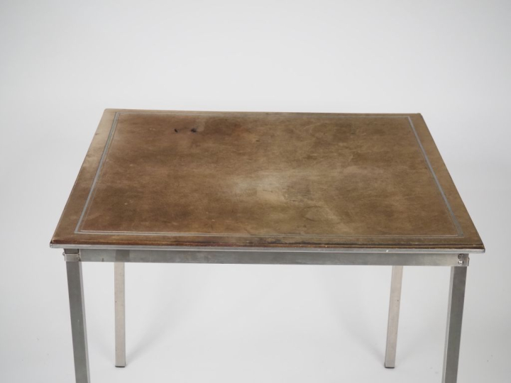 Table à jeux années 70 en métal chromé, plateau en feutre brun. Dim. 7