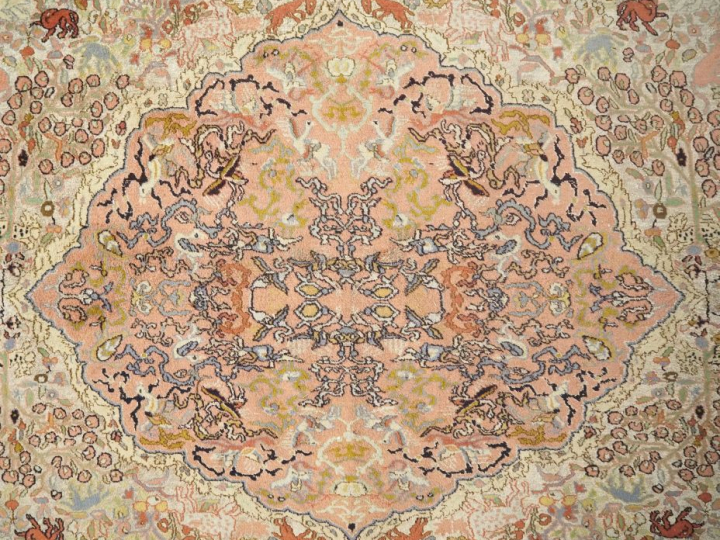 Tapis d'Orient en laine et soie.  Dim. 281 x 188 cm
