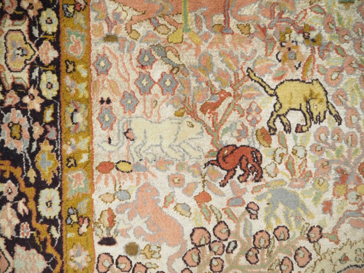 Tapis d'Orient en laine et soie.  Dim. 281 x 188 cm