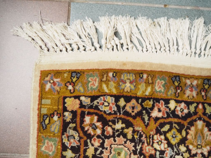 Tapis d'Orient en laine et soie.  Dim. 281 x 188 cm