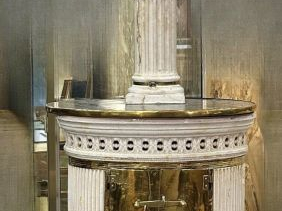 Vente aux enchères Très beau poêle alsacien de style Louis XVI en faïence blanche, à déco