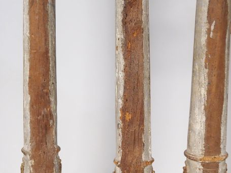 Suite de trois colonnes de retables XVIIIème en bois laqué gris sculpt