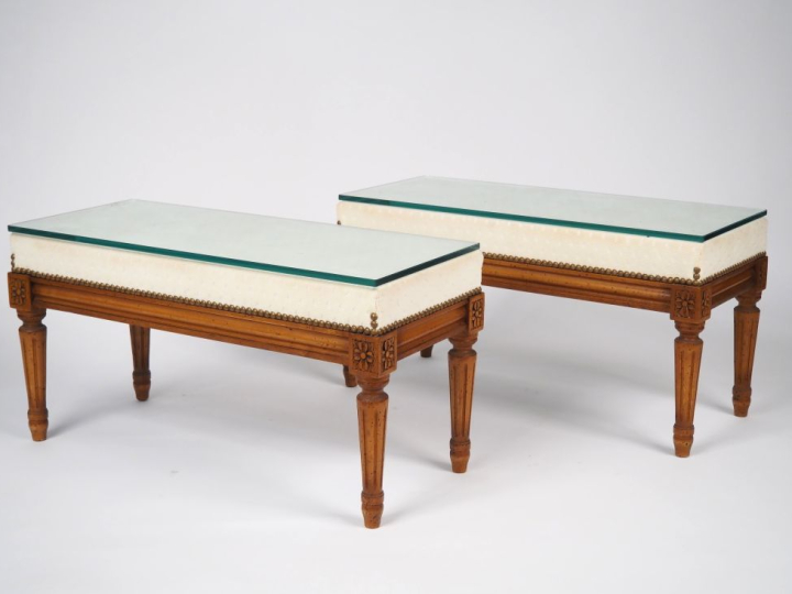 Paire de tabourets de style Louis XVI en bois naturel, pieds cannelés,