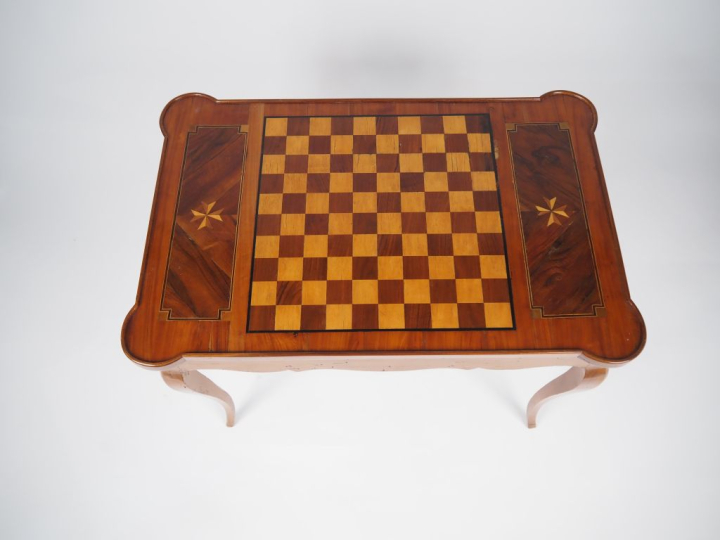 Elégante table "tric trac" de style Louis XV en marqueterie, plateau à