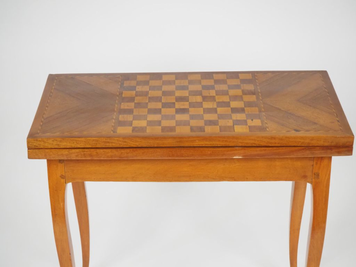 Table à jeux de style Louis XV en marqueterie, plateau se dépliant à d