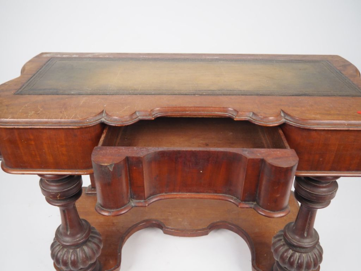 Console bureau XIXème en acajou et placage d'acajou, pieds avant balus