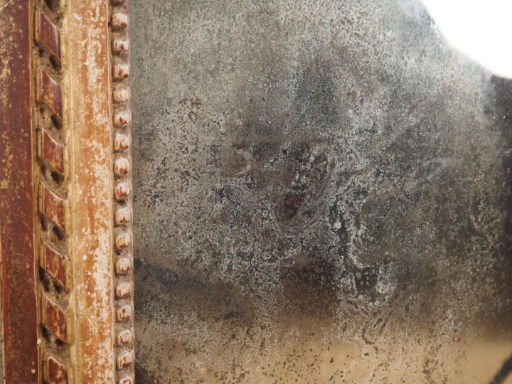 Miroir fin XIXème - début XXème de style Louis XVI en bois et stuc dor