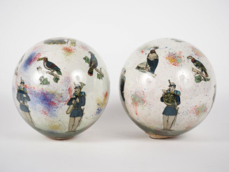Vente aux enchères Paire de boules portes perruques 1900 en verre églomisé à décor de mus
